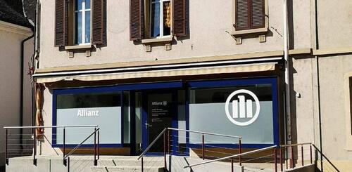 Immeuble avec 1 appartement de 7 pces + 2 surfaces commerciales louées